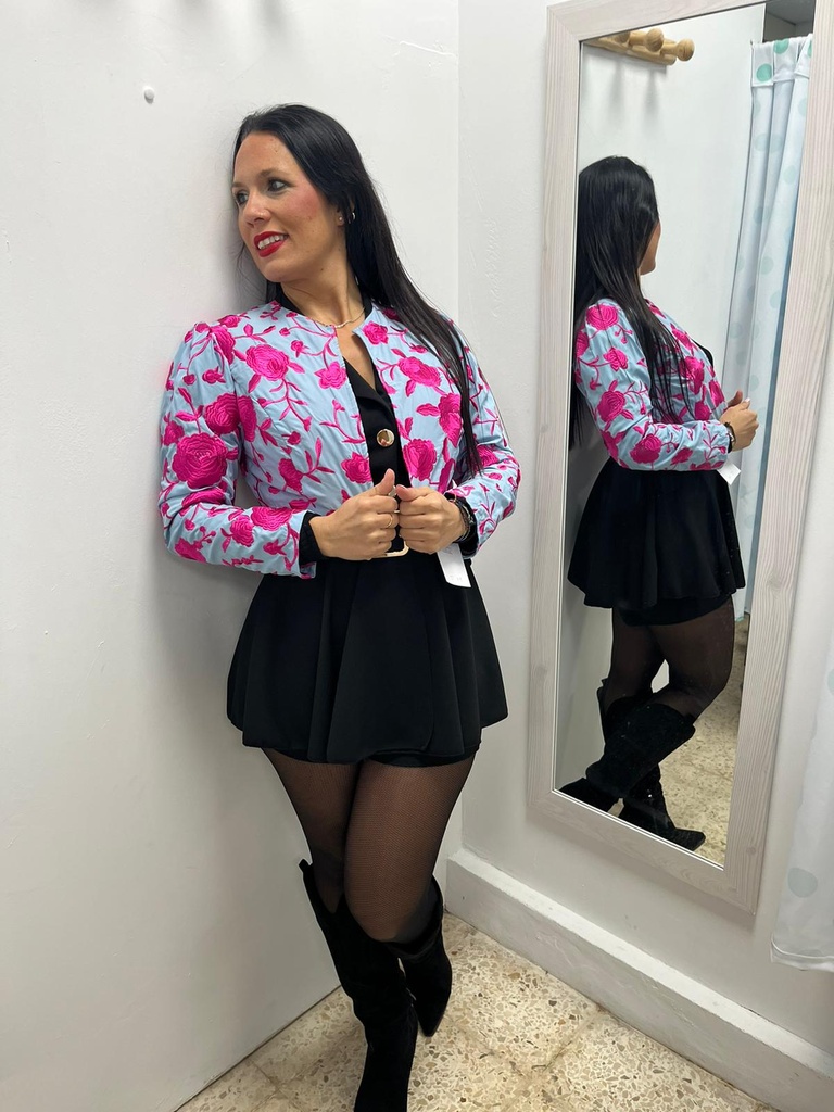 [1] CHAQUETA TORERA CELESTE BORDADO FUCSIA