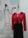 CHAQUETA ROJA ADORNADA EN NEGRO