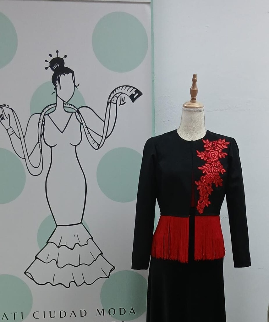CHAQUETA NEGRA ADORNADA CON FLECOS ROJOS