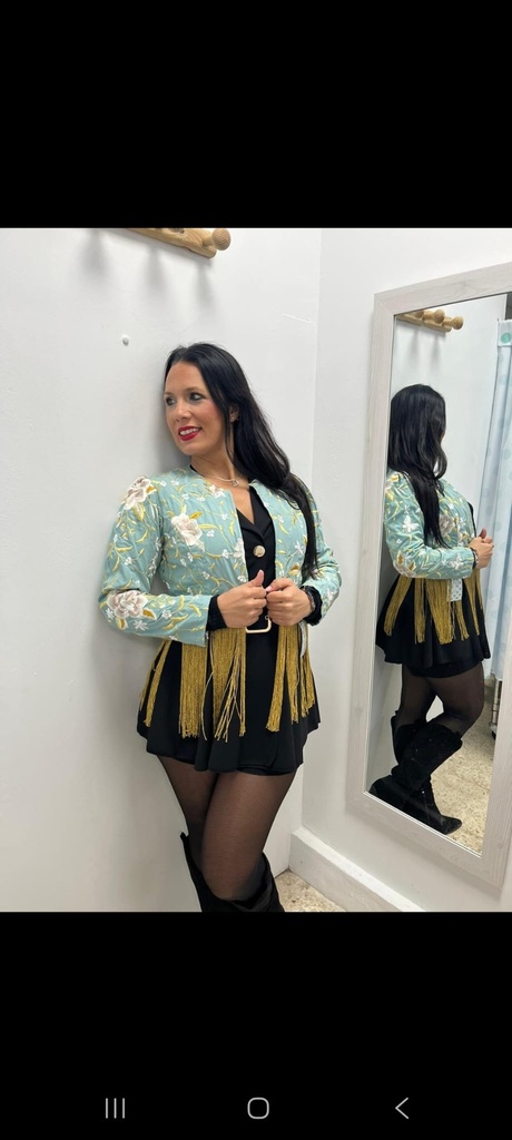 CHAQUETA VERDE JABONOSO BORDADA CON FLECOS DORADOS NEW