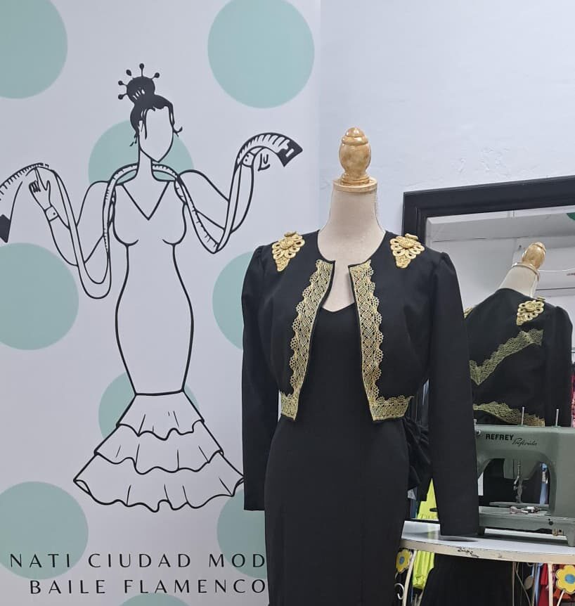 CHAQUETA NEGRA ADORNADA EN DORADO (S)