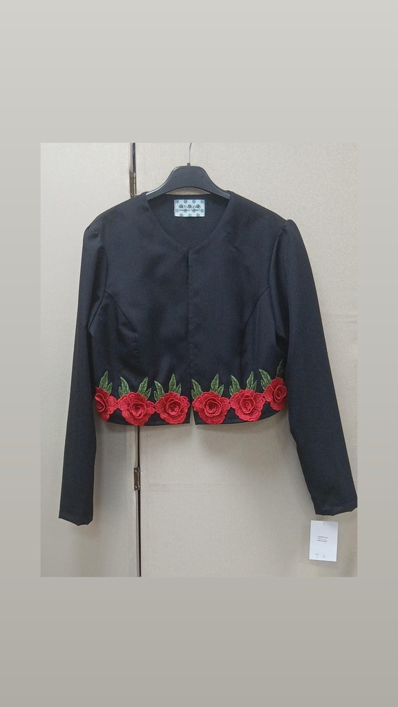 CHAQUETA NEGRA CON ADORNOS FLORALES