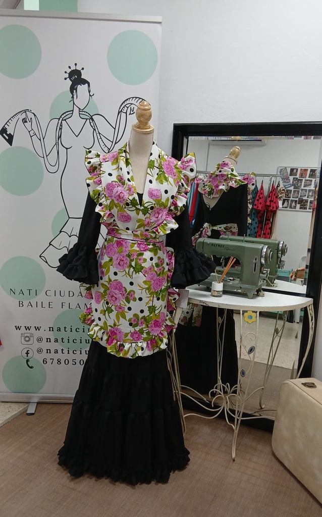 MANDIL + PICO BLANCO CON FLORES ROSAS