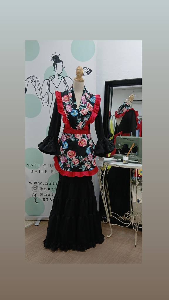 MANDIL + PICO NEGRO CON ESTAMPADO FLORAL